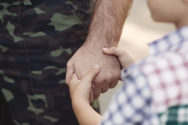 Menino e soldado em um uniforme militar — Fotografia de Stock