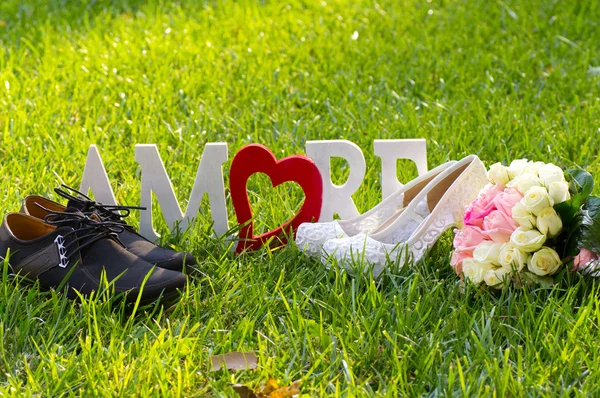 Bridal and groom shoes and bouquet — Stock Photo, Image