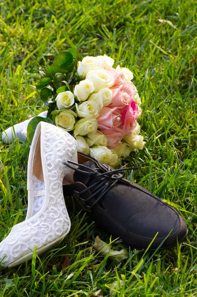 Chaussures et bouquet pour mariée et marié — Photo