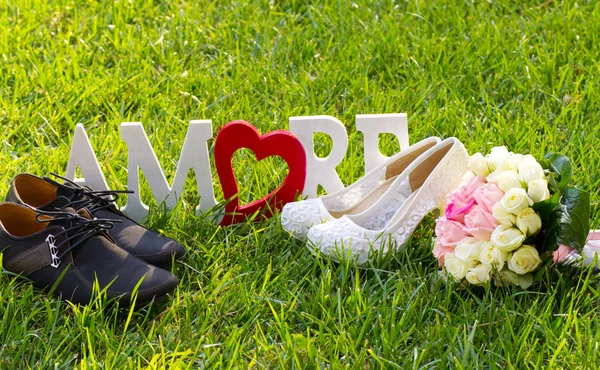 Sapatos de noiva e noivo e buquê — Fotografia de Stock
