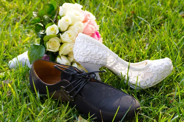 Chaussures et bouquet pour mariée et marié — Photo