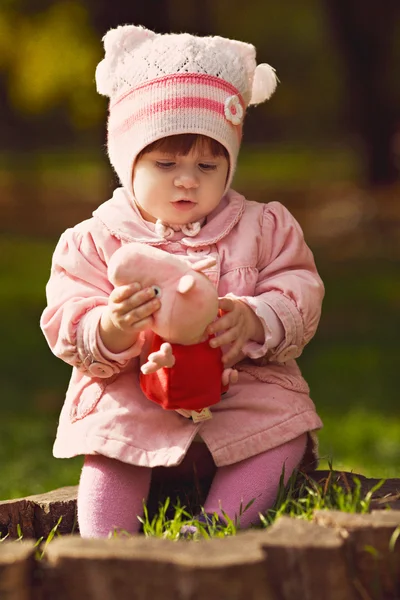 Bambina nella foresta autunnale — Foto Stock