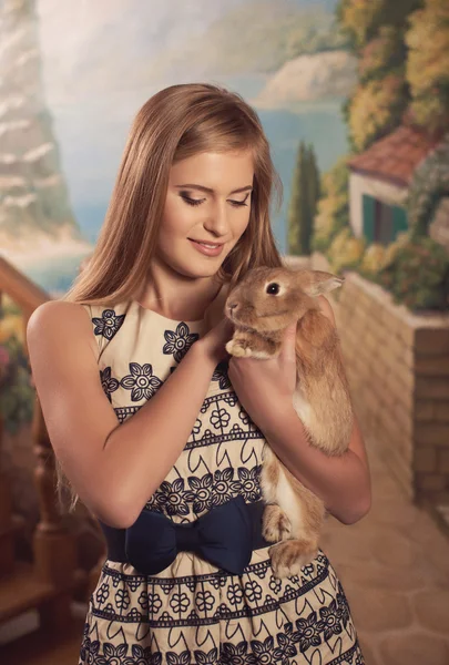 Bir tavşan tavşan kızla — Stok fotoğraf