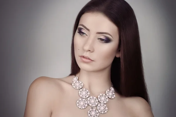 Mujer con maquillaje y collar — Foto de Stock