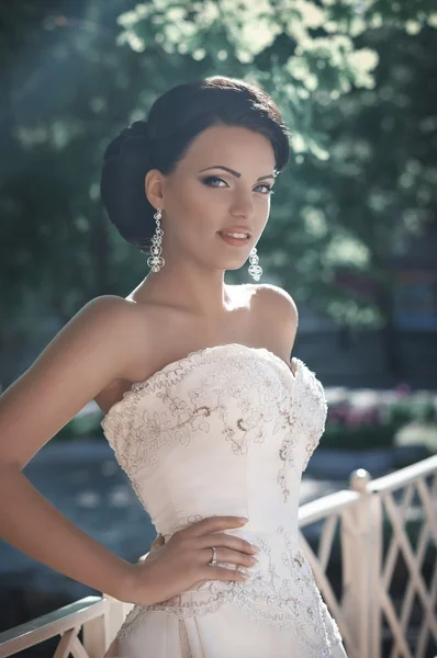 Braut mit stylischem Make-up — Stockfoto