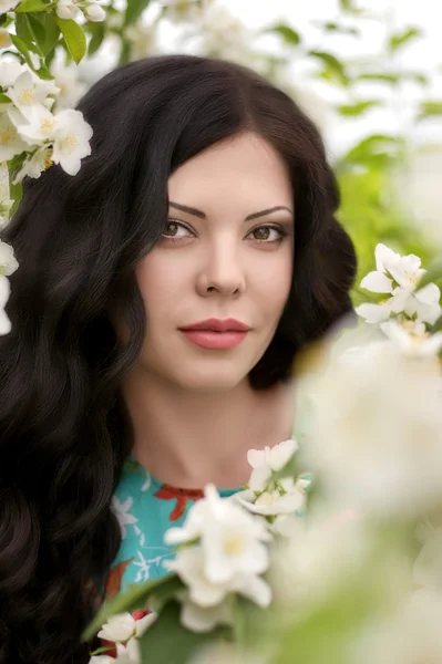 Donna in giardino primaverile — Foto Stock