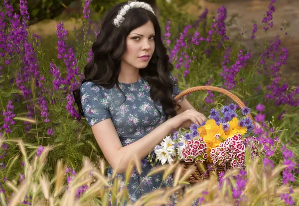 Mooie vrouw in de lente tuin — Stockfoto