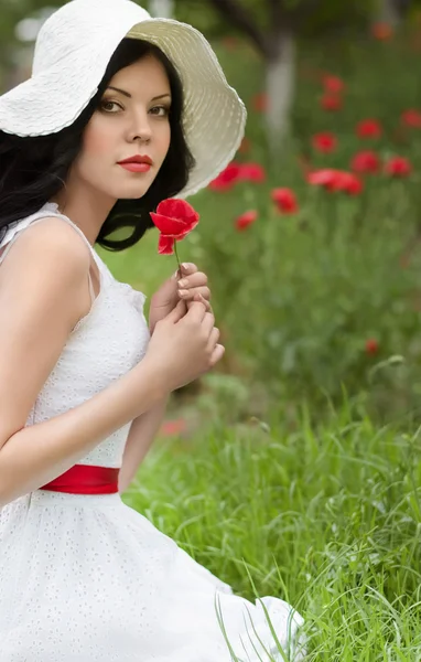 Belle femme avec des coquelicots — Photo