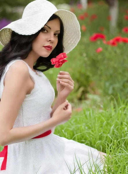 Belle femme avec des coquelicots — Photo