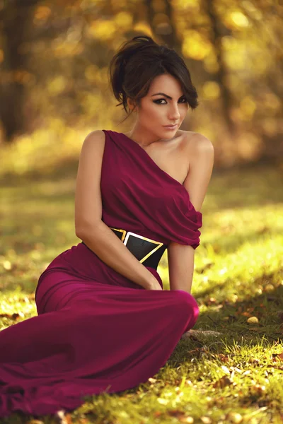 Hermosa chica en el jardín de otoño — Foto de Stock