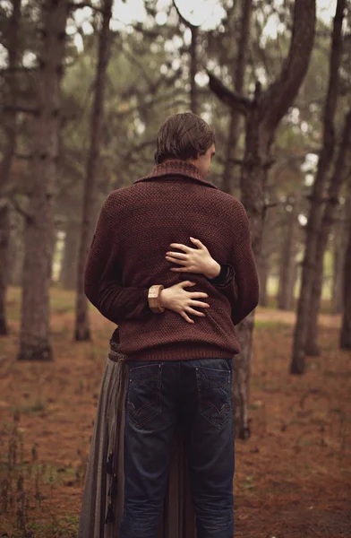 Pareja abrazo en parque césped — Foto de Stock