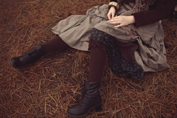 Femme assise sur la pelouse du parc — Photo