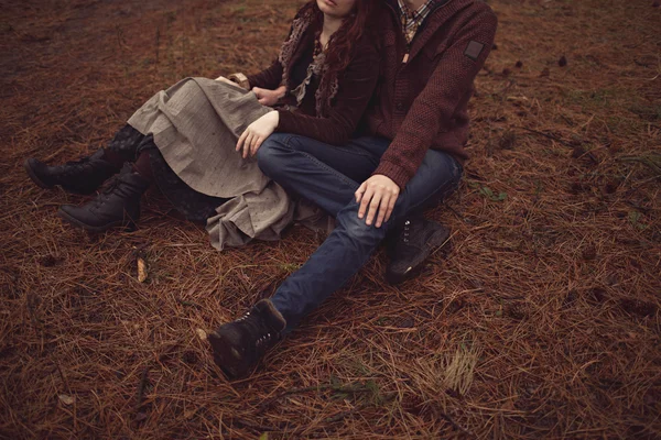 Couple assis sur la pelouse du parc — Photo