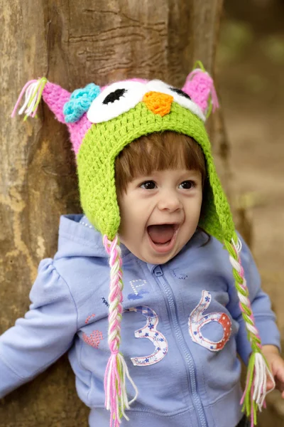 올빼미의 모자에 있는 여자 아기 — 스톡 사진