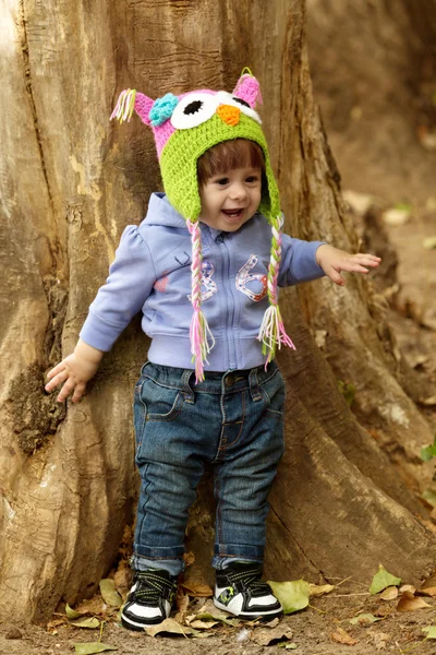 Niña con gorra de búho —  Fotos de Stock