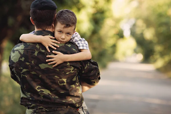 Junge und Soldat in Militäruniform — Stockfoto