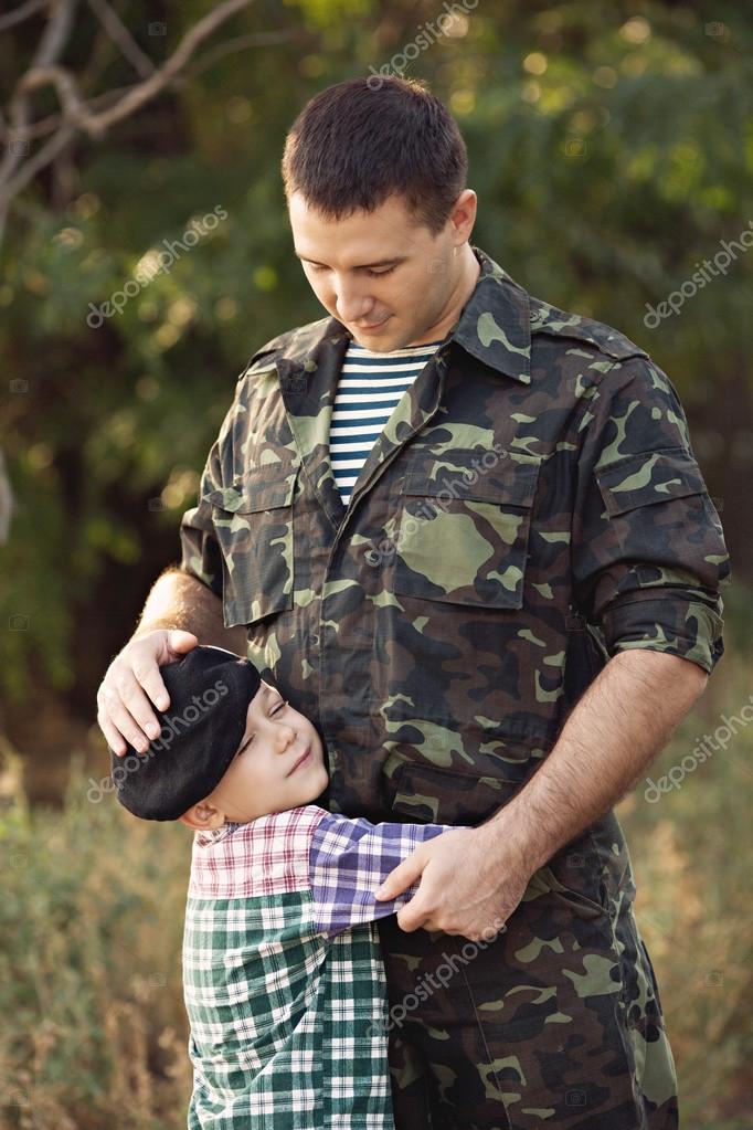 Ni o y soldado en uniforme militar fotograf a de stock Forewer