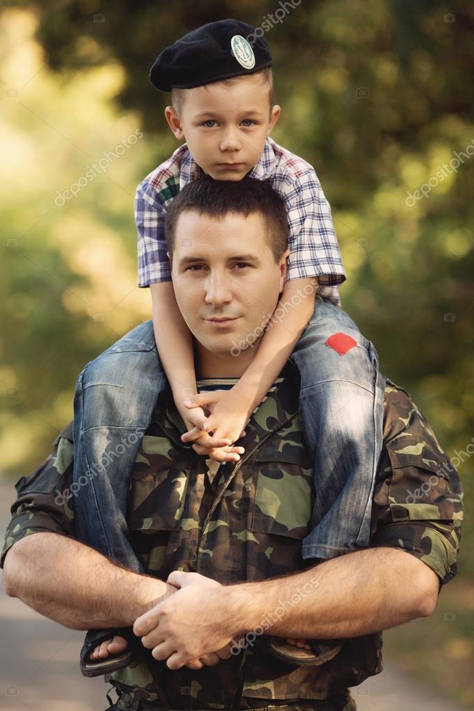 Nino y soldado en uniforme militar Foto de stock 65511931 Forewer