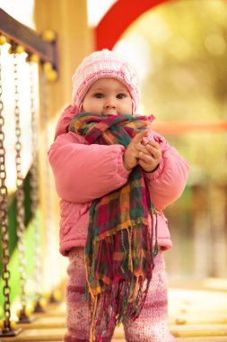 Sonbahar bahçesinde kız bebek