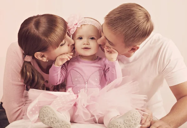 Jonge gelukkige familie — Stockfoto