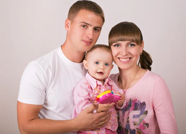 Jovem família feliz — Fotografia de Stock