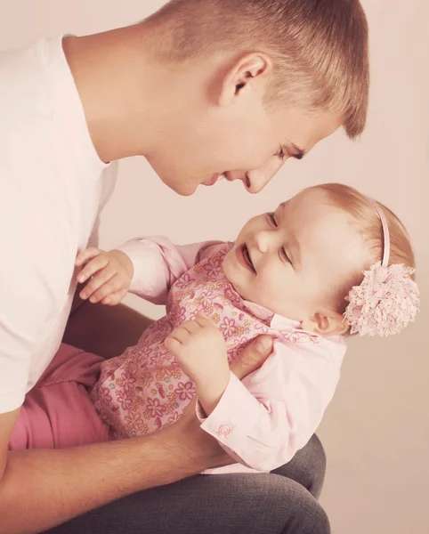 Gelukkig vader met baby — Stockfoto