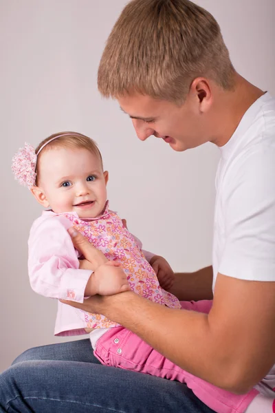 아기와 함께 행복 한 아버지 — 스톡 사진
