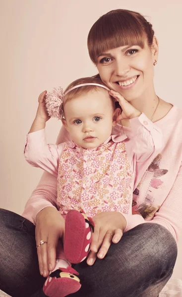 Mãe feliz com bebê — Fotografia de Stock