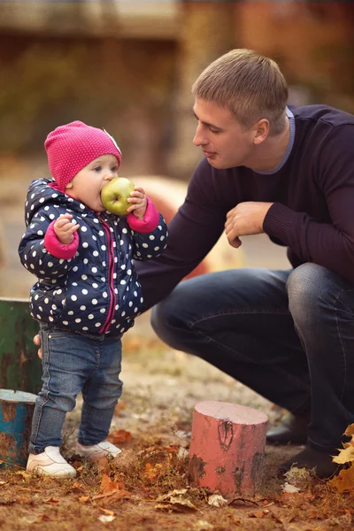 Apa és lánya őszi parkban — Stock Fotó