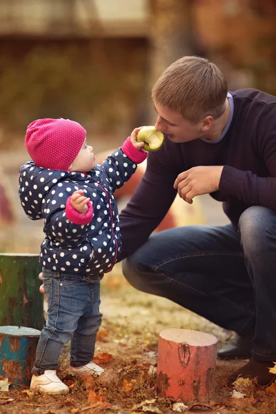 Pai e filha no parque de outono — Fotografia de Stock