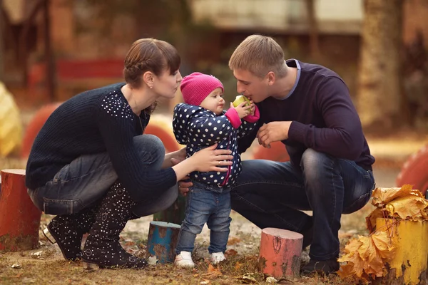 Vakker familie i høstparken – stockfoto