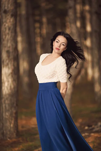 Girl in autumn garden — Stock Photo, Image