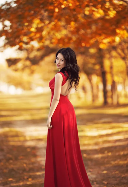 Menina bonita em vestido vermelho — Fotografia de Stock