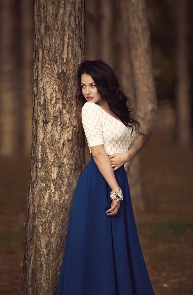 Menina no jardim de outono — Fotografia de Stock