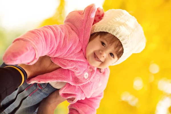 Baby flicka i höst trädgård — Stockfoto