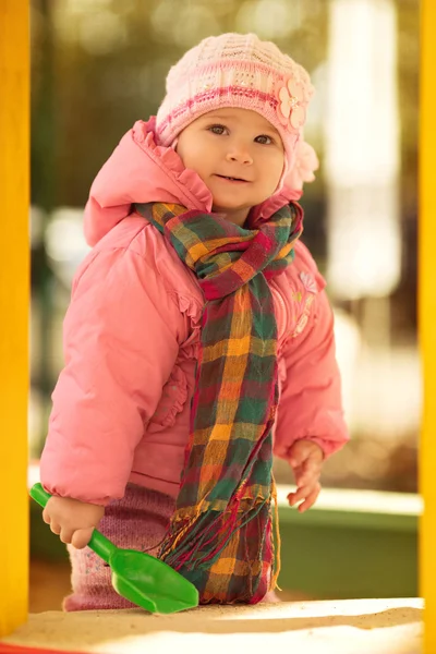 Bambina nel giardino autunnale — Foto Stock