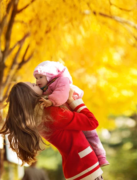 Ibu bahagia dengan bayi di taman musim gugur — Stok Foto