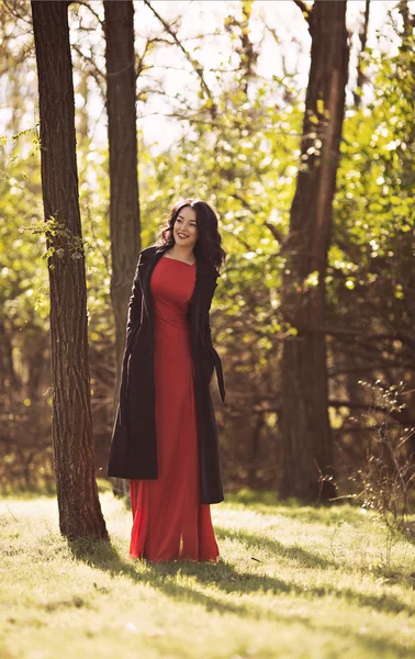 Menina de casaco e vestido vermelho — Fotografia de Stock