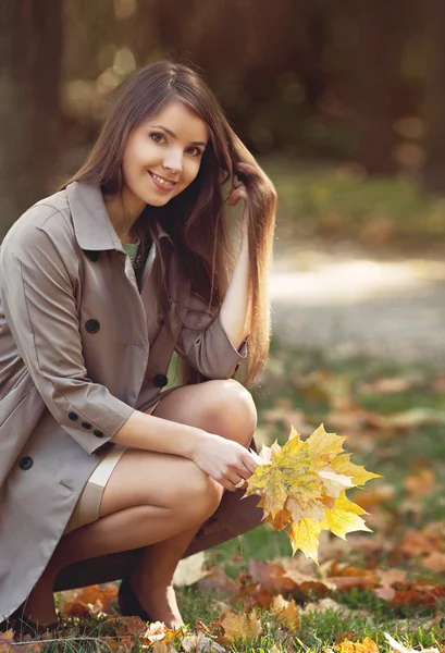 Menina no jardim de outono — Fotografia de Stock
