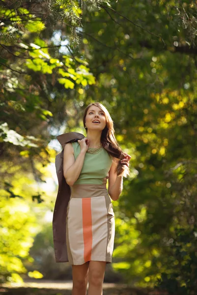 Chica en el jardín de otoño —  Fotos de Stock