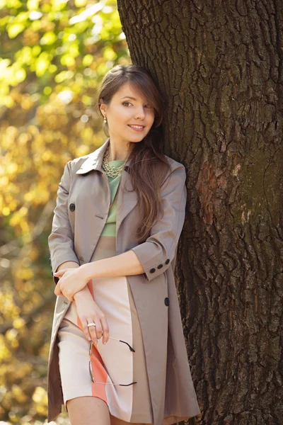 Chica en el jardín de otoño —  Fotos de Stock