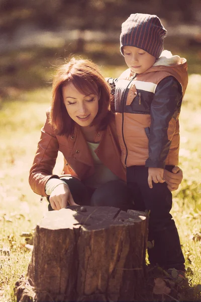 Mother and son in autumn park — Stock Photo, Image