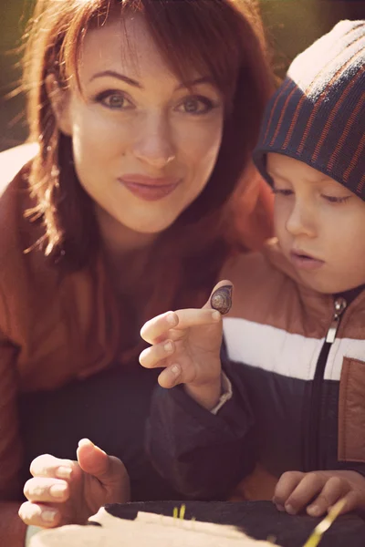 Mère et fils dans le parc d'automne — Photo