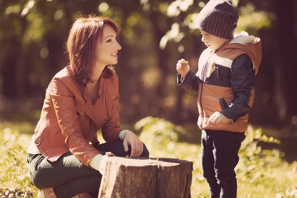 Moeder en zoon in herfstpark — Stockfoto