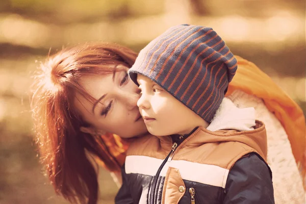 Mère et fils dans le parc d'automne — Photo