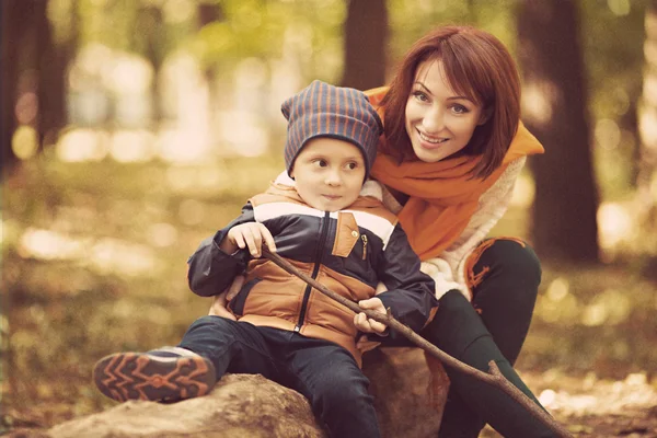 Mère et fils dans le parc d'automne — Photo