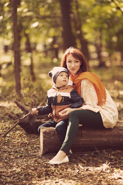 Madre e figlio nel parco autunnale — Foto Stock