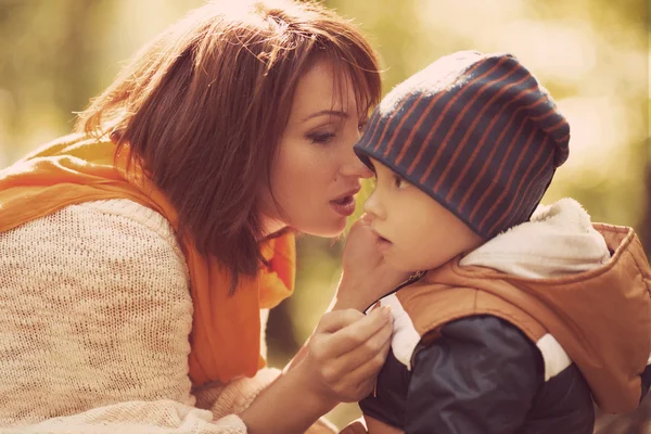 Mère et fils dans le parc d'automne — Photo