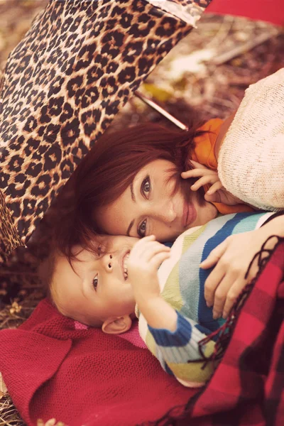 Mãe e filho no parque de outono — Fotografia de Stock