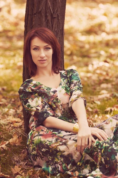 Sonbahar parkındaki kadın — Stok fotoğraf